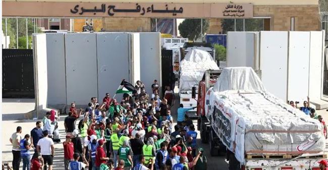 "القاهرة الإخبارية": تدفق أعداد كبيرة من المساعدات الإنسانية لـ غزة يوميا عبر معبر رفح 
