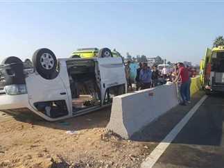 بالأسماء.. مصرع شخصين وإصابة 21 آخرين في انقلاب ميكروباص بالمنيا 
