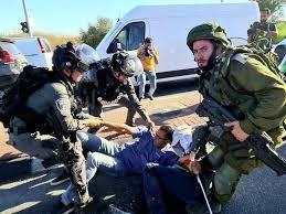 إصابة 6 فلسطينيين برصاص مستوطنين وجنود إسرائيليين شرق رام الله