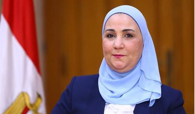 وزيرة التضامن ومحافظ أسوان يتفقدان مول "فيلة"