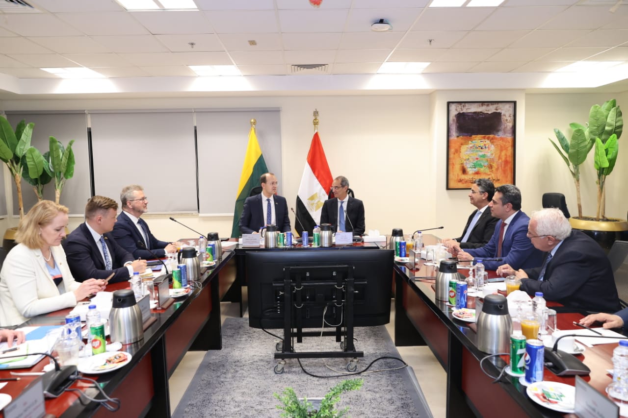 "الاتصالات" تدعو الشركات الليتوانية لإقامة مراكز تعهيد لها في مصر