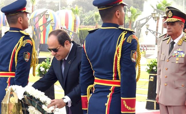 الرئيس السيسي يضع إكليل من الزهور على النصب التذكاري للجندي المجهول.. فيديو