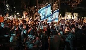   احتجاجات لعائلات الأسرى الإسرائيليين أمام منزل نتنياهو