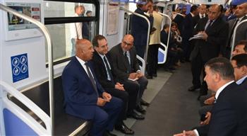   وزير النقل والسفير الفرنسي يستقلان القطار الكهربائي الخفيف LRT والخط الثالث للمترو
