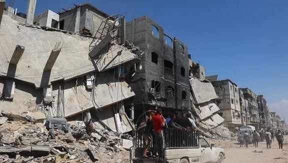 إعلام فلسطيني: الاحتلال ينسف منازل وعمارات بمخيم النصيرات وسط قطاع غزة
