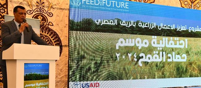 محافظ قنا يكرّم طلاب مدرسة خزام لفوزهم بمسابقة تحسين إنتاجية القمح