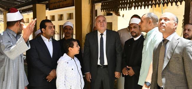 على هامش جولته الميدانية بقوص.. محافظ قنا يزور المسجد العمرى 