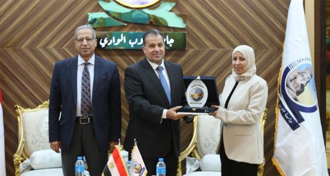 رئيس "جنوب الوادي" يكرّم وفود الجامعات المشاركة في الملتقى الفني للشباب