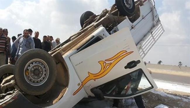 مصرع وإصابة شخصين اثر انقلاب سيارة بالطريق الصحراوي بأسوان