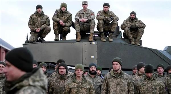 وزير خارجية بولندا : مستعدون لإعادة الأوكرانيين في سن التجنيد إلى بلادهم