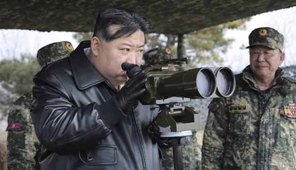 الزعيم الكوري الشمالي يشرف على تجربة إطلاق قذائف طورتها شركة عسكرية جديدة