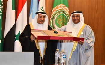   البرلمان العربي يمنح نائب رئيس الوزراء بمملكة البحرين وسام "رواد التنمية"