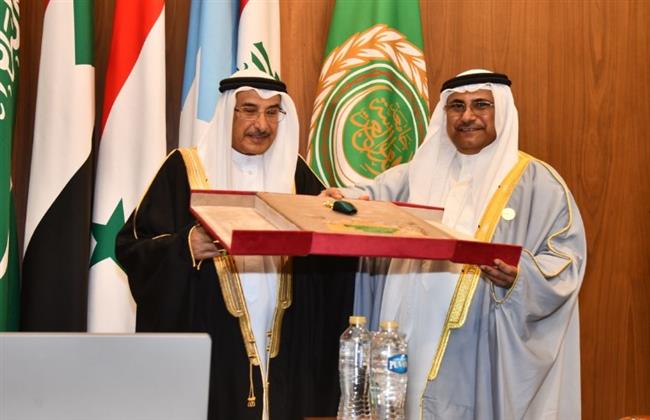 البرلمان العربي يمنح نائب رئيس الوزراء بمملكة البحرين وسام "رواد التنمية"