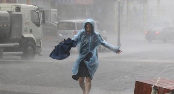 إعصار يضرب مدينة "قوانجتشو" في جنوب الصين