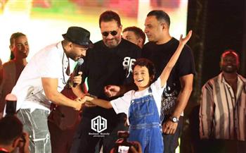   وافيًا بوعده.. تامر حسني يغني مع الطفل آسر في مهرجان للمدارس