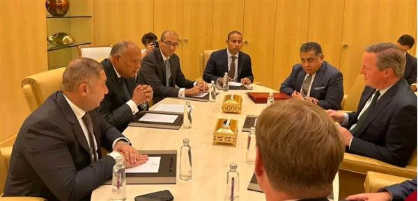 وزير الخارجية يلتقي نظيره البريطاني على هامش اجتماعات المنتدى الاقتصادي العالمي بالرياض