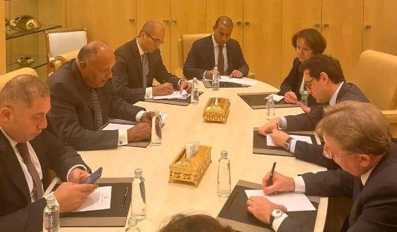 على هامش المنتدى الاقتصادي العالمي .. وزير الخارجية يلتقي نظيره الفرنسي