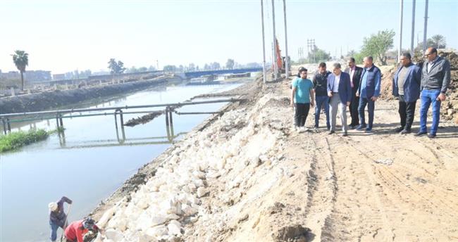محافظ الغربية يتابع تنفيذ مشروعات الرصف والتطوير بالمحلة الكبرى 