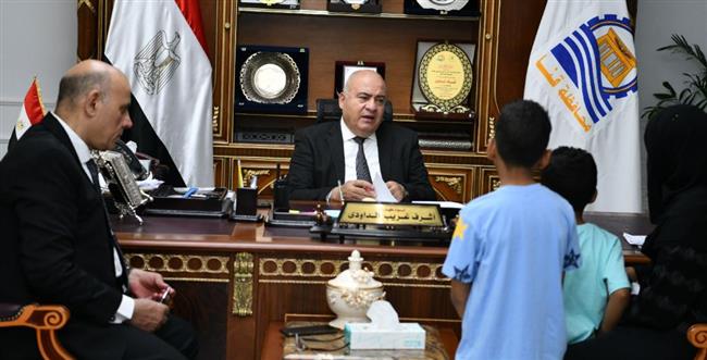 محافظ قنا يواصل استقبال المواطنين بمكتبه لبحث شكواهم