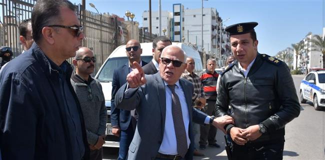 محافظ بورسعيد يتفقد موقع حادث طلبة كلية العلوم 