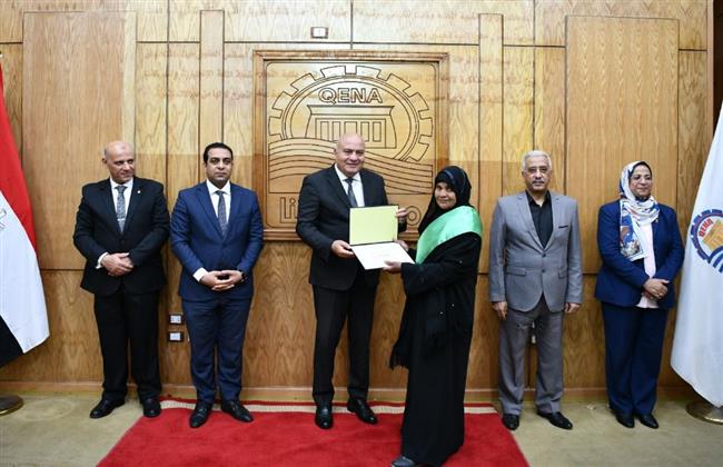 تقديرا لما قدموه من تضحيات.. محافظ قنا يكرم الأمهات المثاليات