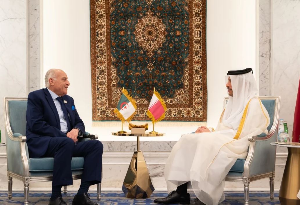 وزير الخارجية الجزائري يبحث مع رئيس الوزراء القطري تطورات القضية الفلسطينية
