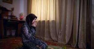 هل صلاة المرأة بالمكياج حرام؟