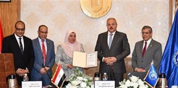 إهداء درع جامعة قناة السويس إلى الدكتورة سهير أبو عيشه لبلوغها سن التقاعد