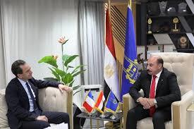   محافظ أسوان يستعرض المقومات الاستثمارية بالمحافظة أمام سفير فرنسا