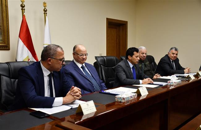 وزير الرياضة يناقش الطروحات الاستثمارية الجديدة لتطوير استاد القاهرة