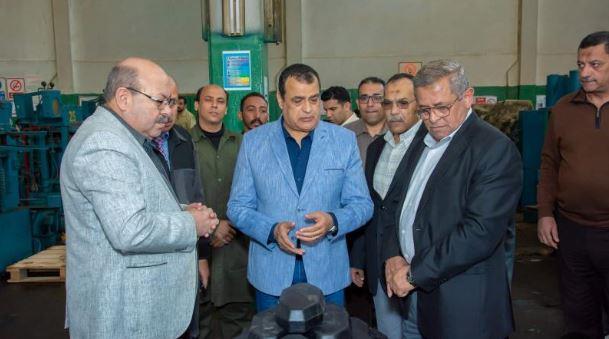 وزير الإنتاج الحربي يفاجيء عمال وقيادات "هليوبوليس للصناعات الكيماوية"