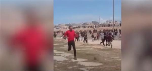 آلاف الفلسطينيين يهاجمون شاحنات مساعدات كانت في طريقها لمخازن تابعة لحماس