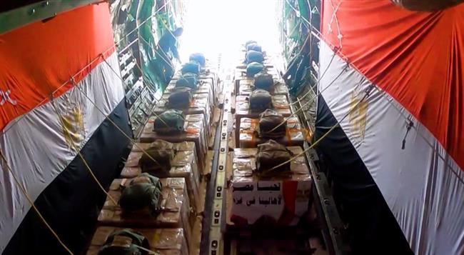 مصر تواصل أعمال الإسقاط الجوي اليومي للمساعدات الإنسانية على شمال قطاع غزة | فيديو