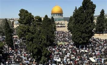 120 ألف فلسطيني يؤدون صلاة الجمعة الأخيرة من رمضان في رحاب المسجد الأقصى