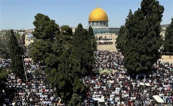   120 ألف فلسطيني يؤدون صلاة الجمعة الأخيرة من رمضان في رحاب المسجد الأقصى