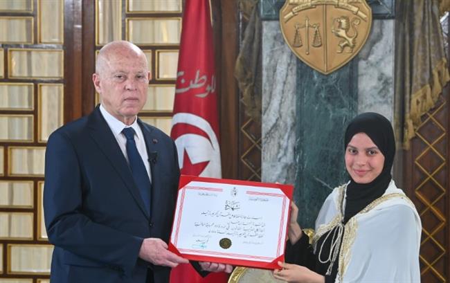 رئيس تونس يكرم حفظة القرآن الكريم في قصر قرطاج