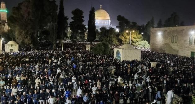 200 ألف فلسطيني يؤدون العشاء والتراويح بالمسجد الأقصى