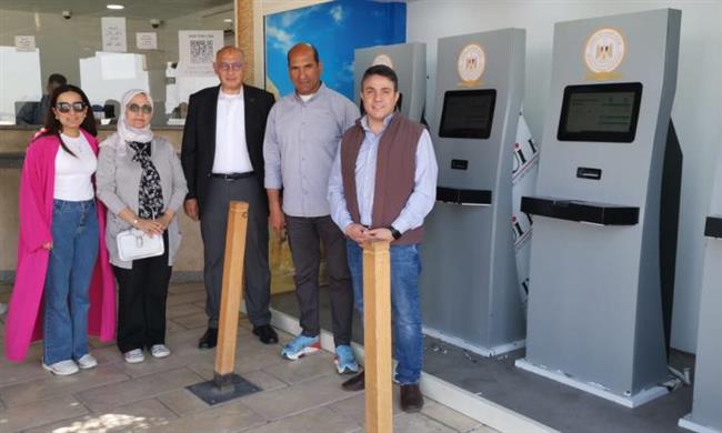 تشغيل ماكينات الخدمة الذاتية لشراء تذاكر دخول منطقة أهرامات الجيزة