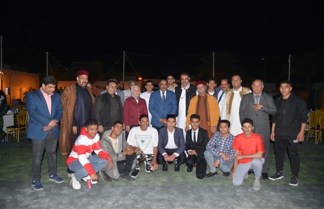محافظ مطروح يتناول الإفطار مع  أبناء دار رعاية الأيتام بالكيلو ٧  