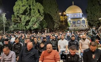 200 ألف فلسطيني يؤدون العشاء والتراويح بالمسجد الأقصى