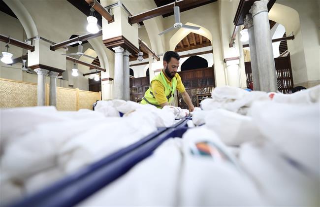 لعلها ليلة القدر.. الآلاف يؤدون صلاة التهجد بالجامع الأزهر.. والضويني يشرف على توزيع «السحور»