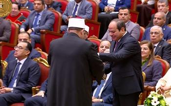   وزير الأوقاف يُهدي الرئيس السيسي "موسوعة رؤية" لإصدارات تجديد الخطاب الديني