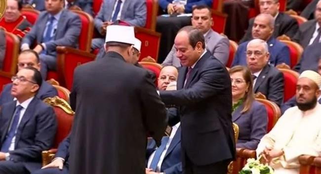 وزير الأوقاف يُهدي الرئيس السيسي موسوعة "رؤية" في احتفالية "ليلة القدر"