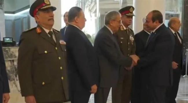 الرئيس السيسي يصافح عمرو موسى في حفل إفطار الأسرة المصرية