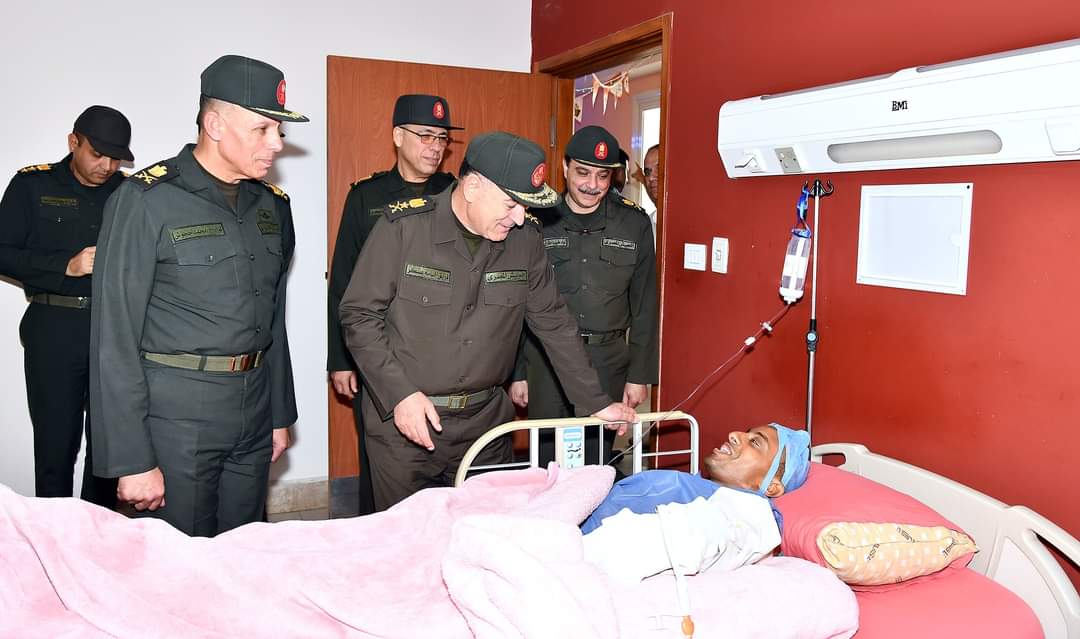 الفريق أسامة عسكر يزور عددا من المصابين بـ مستشفى القوات المسلحة بـ الحلمية