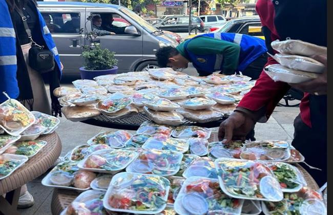 بـ700 وجبة ساخنة.. "حماة الوطن" بـ الإسكندرية يواصل حملة "سفرة الخير"