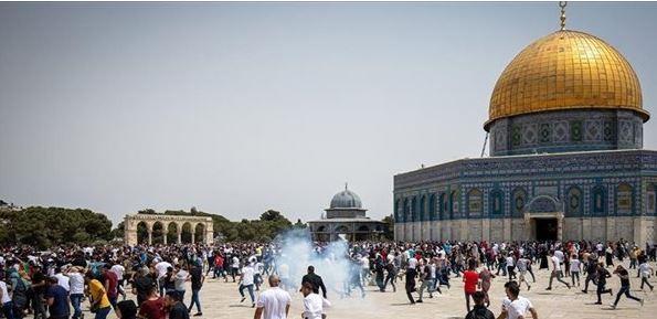 الفلسطينيون يتحدون قيود الاحتلال على المسجد الأقصى خلال شهر رمضان