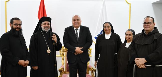 وفد من الكنيسة الكاثوليكية يهنئ محافظ قنا بعيد الفطر المبارك 
