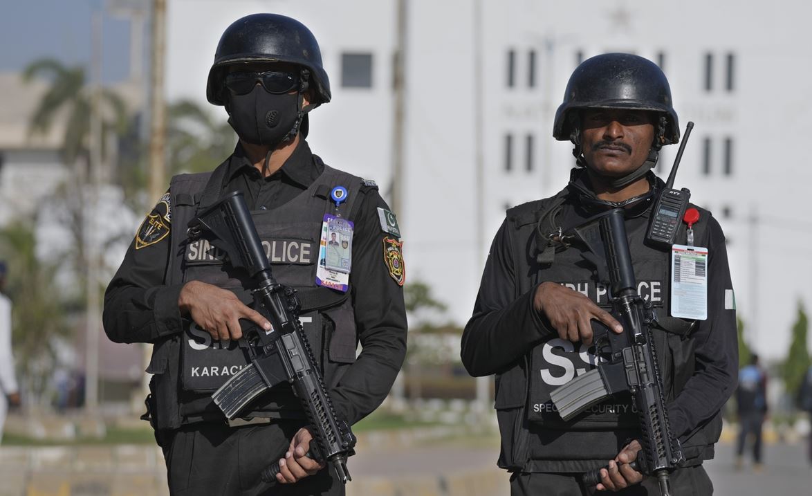 مقتل وإصابة سبعة من ضباط الشرطة الباكستانية في هجوم بقنبلة