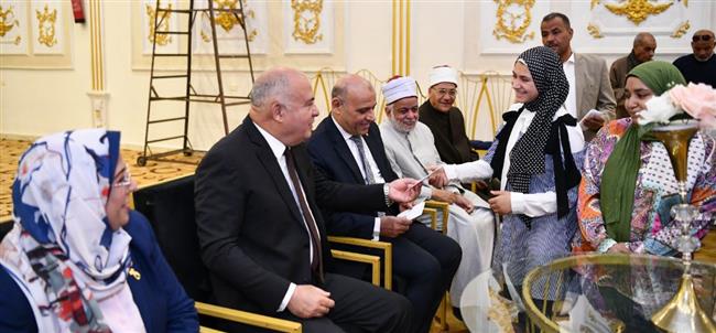 على هامش الاحتفال بيوم اليتيم.. محافظ قنا يزور فتيات دار الرحمة في نجع حمادى 